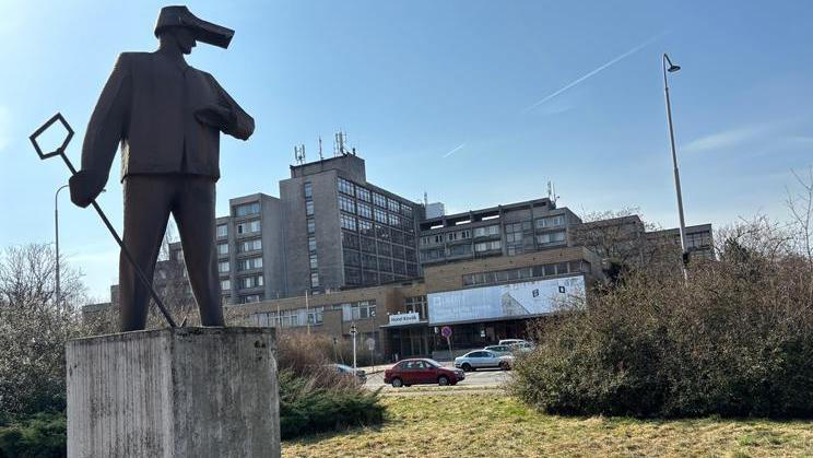 Šedesát let stará socha hutníka a v pozadí hotel Kovák. Byť se Nová huť snaží chytnout nový dech, někdejší sláva je ještě hodně daleko.