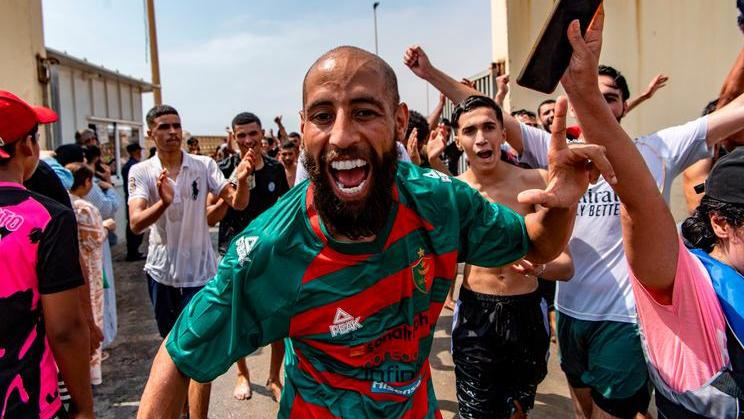 Migrant z Maroka po překročení hranice v Ceutě. Španělská enkláva čelí největší migrační vlně ve své historii.