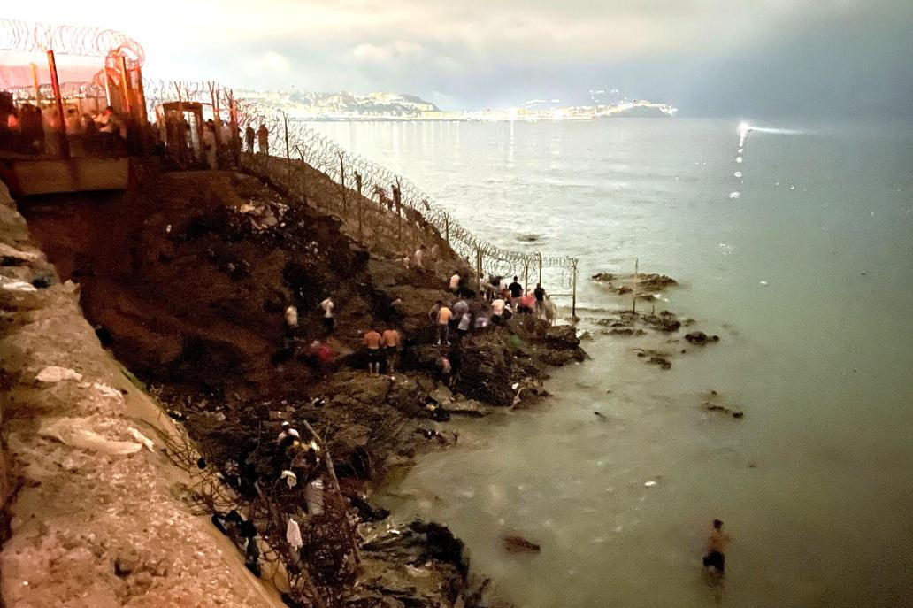 Migrants gather in Fnideq