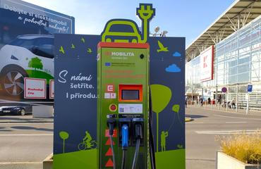 Nabíjecí stanice elektroaut u Kauflandu (ilustrační foto)