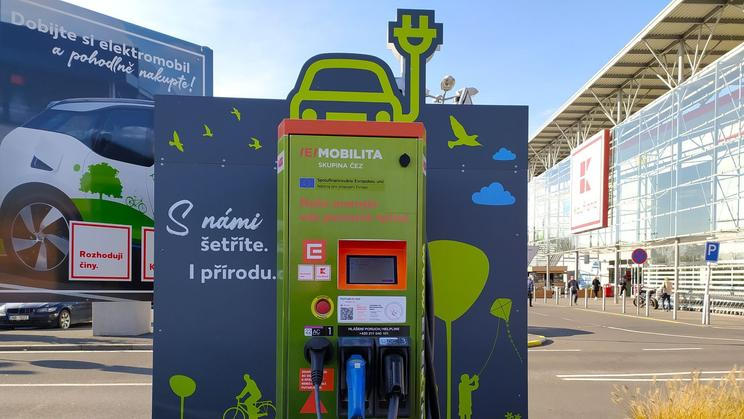 Nabíjecí stanice elektroaut u Kauflandu (ilustrační foto)