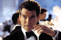 Pierce Brosnan jako James Bond ve filmu Dnes neumírej (2002).