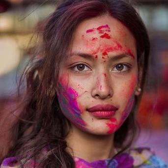 Rumunská fotografka Mihaela Noroc procestovala desítky zemí, aby ukázala, že skutečná krása se neskrývala v dokonalosti, ale v jedinečnosti, příbězích a tvářích obyčejných žen.