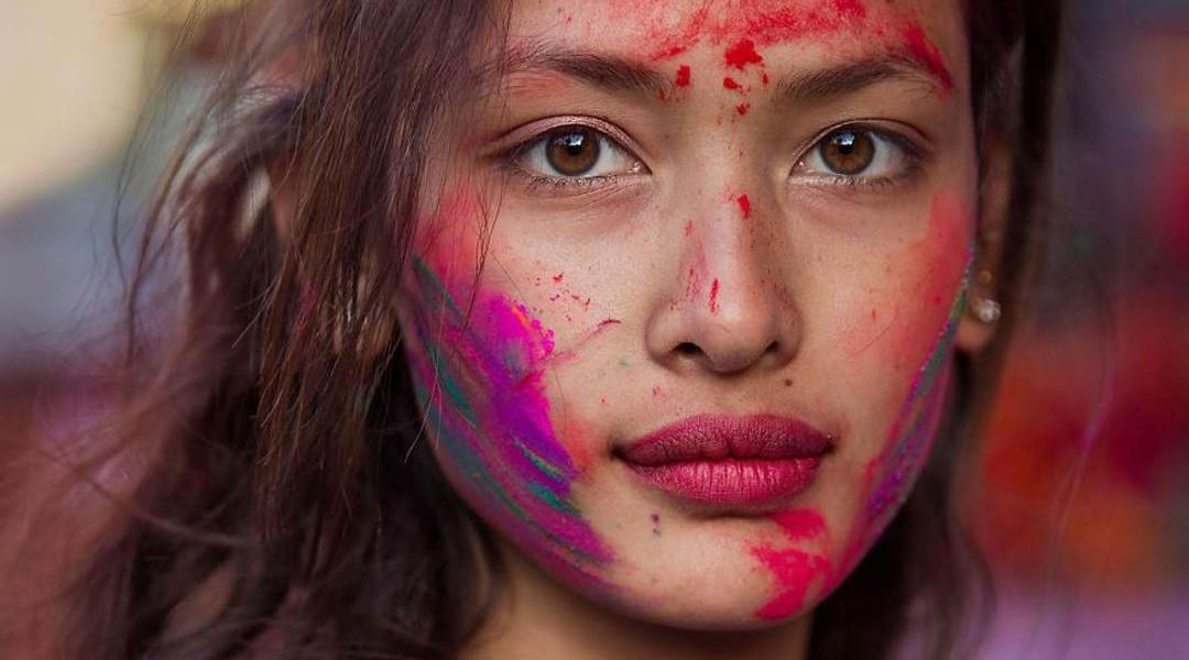 Rumunská fotografka Mihaela Noroc procestovala desítky zemí, aby ukázala, že skutečná krása se neskrývala v dokonalosti, ale v jedinečnosti, příbězích a tvářích obyčejných žen.