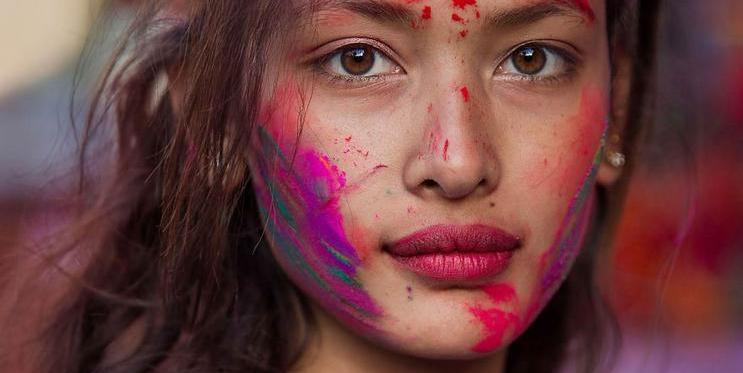 Rumunská fotografka Mihaela Noroc procestovala desítky zemí, aby ukázala, že skutečná krása se neskrývala v dokonalosti, ale v jedinečnosti, příbězích a tvářích obyčejných žen.