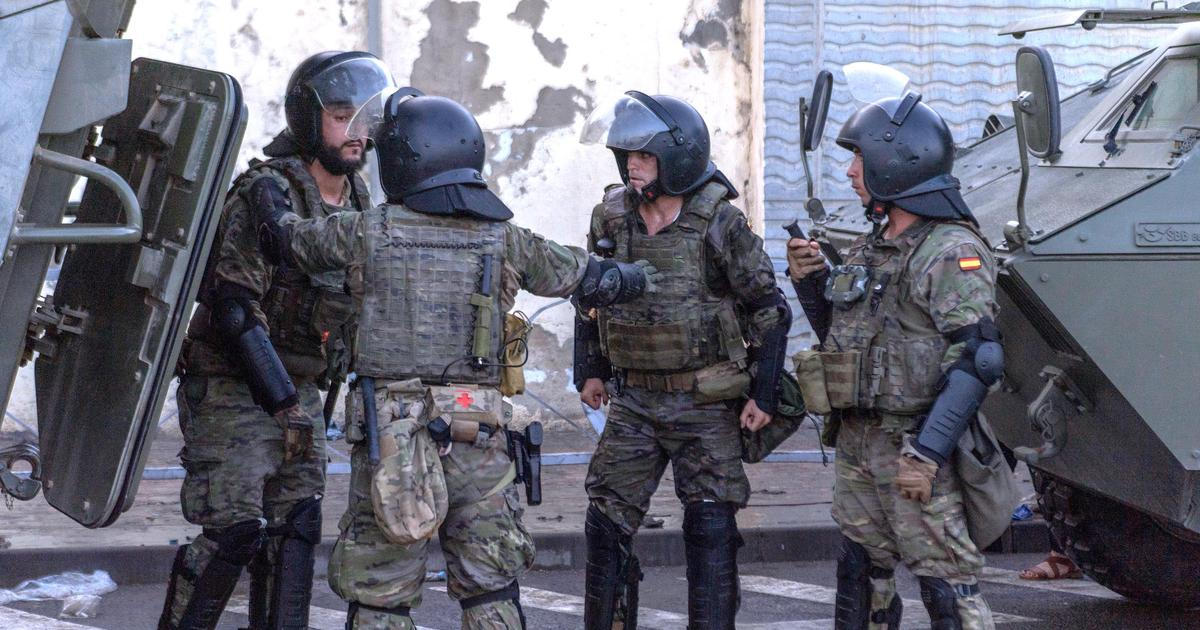 Ceutu zaplavilo 49 tisíc migrantů za jediný den. Španělsko vyslalo na hranici armádu