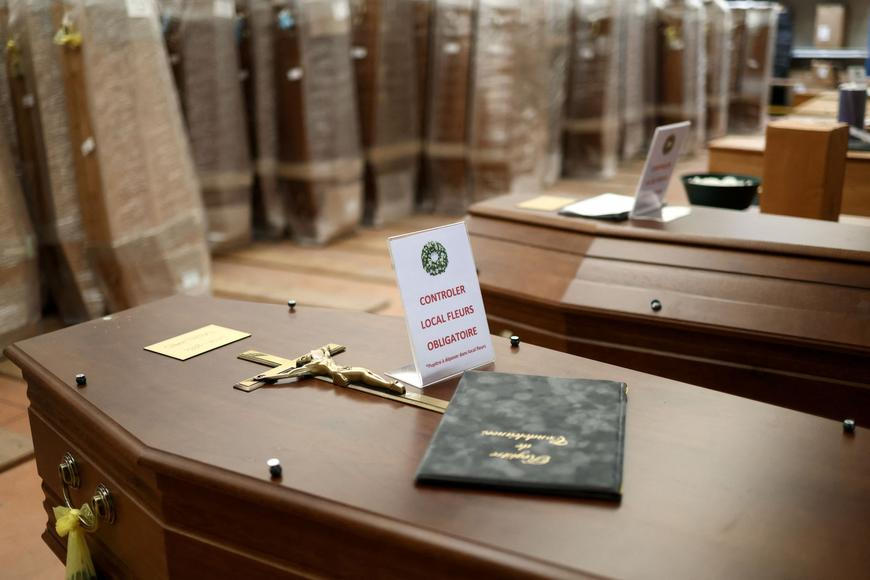 Vydával cizí popel, kradl dary na charitu. Majitel pohřebního ústavu stráví 20 let ve vězení