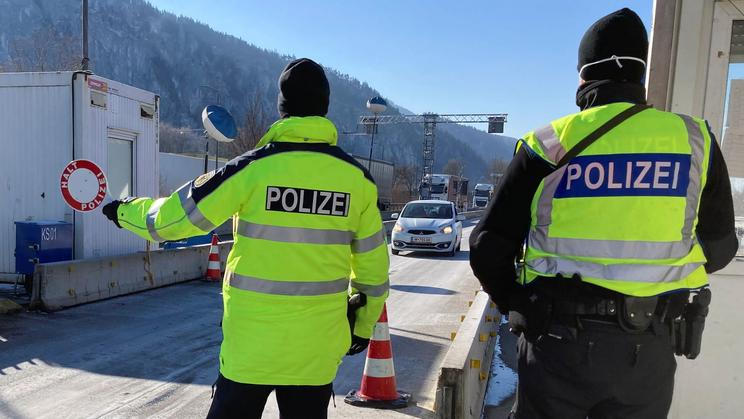 Německo od roku 2015 kontroluje svou hranici s Rakouskem. V říjnu 2023 přibyly kontroly na hranicích s Českem, Polskem a Švýcarskem. V září 2024 byla nařízena ostraha hranic s Francií, Lucemburskem, Belgií, Nizozemskem a Dánskem. Ilustrační foto.