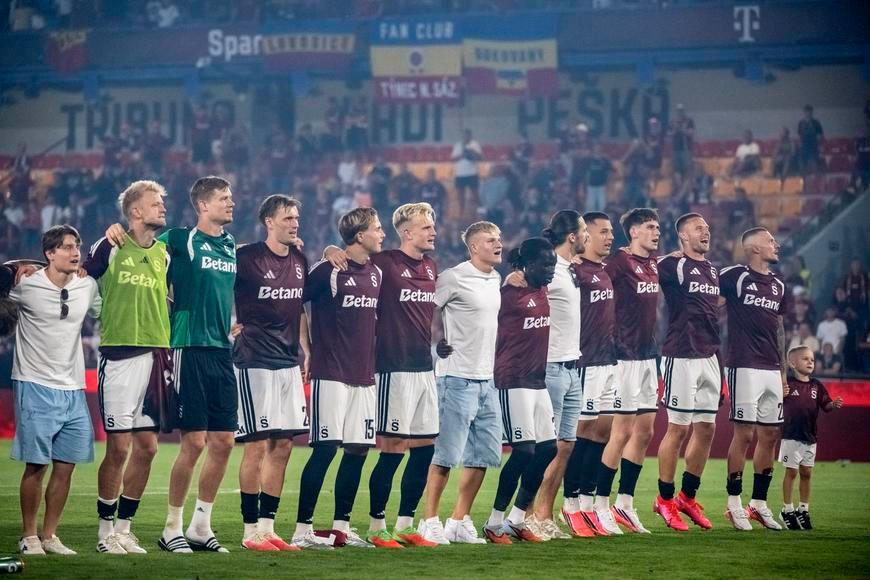 Bru! Bru! Fanoušci Sparty ikonicky uvítali nejdražší posilu, ta se musela smát