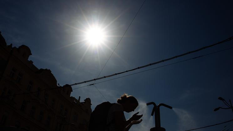 Počasí, ilustrační foto, ilustrační fotografie, horko, vedro, klimatická změna, klimatické změny, tropické počasí, osvěžení, fontána, kašna, pítko, turisté, turismus, turista, ochlazování, osvěžování, osvěžovač, město, dlažba, tepelný ostrov, rozpálené město