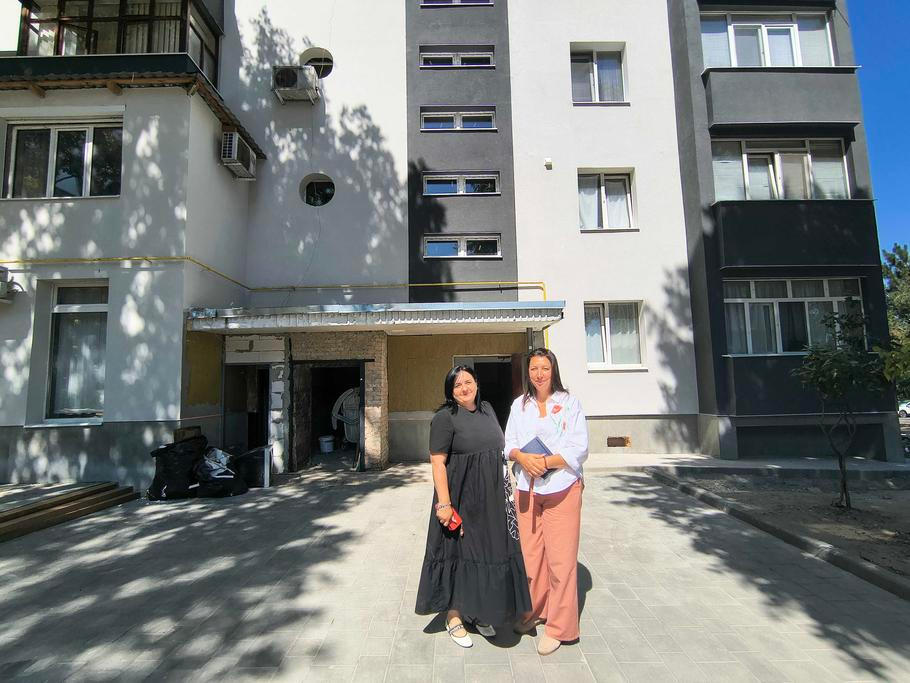 Světlana Iacubová a Veronica Herțaová před nově opraveným panelovým domem v Kišiněvě. 30. července 2026.