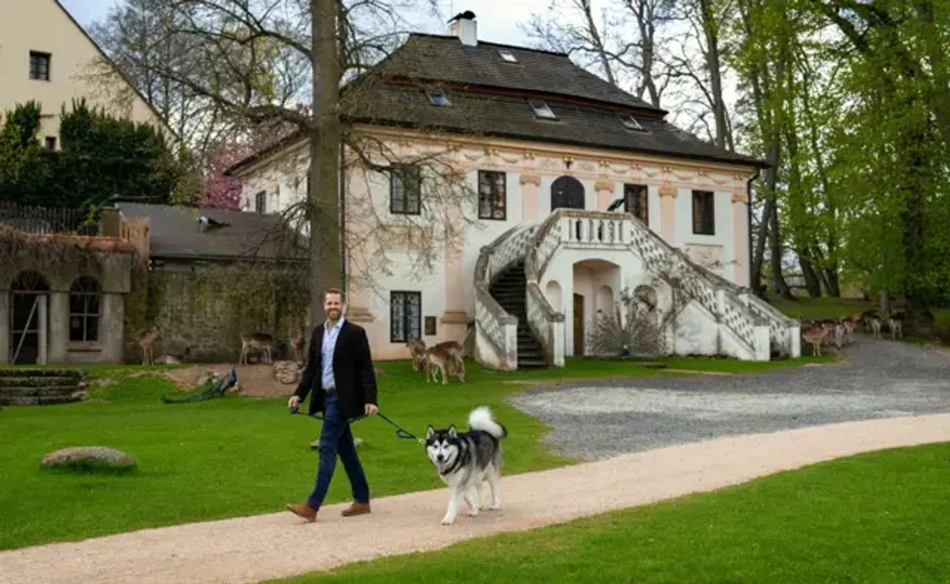 Rod Hildprandtů je svou láskou ke zvířatům proslulý. Mezi majitelovy záliby proto patří mimo jiné i jízda na koni. Denně po zámeckém areálu nachodí až 20 tisíc kroků, při tom ho doprovází jeho aljašský malamut jménem Xeno.