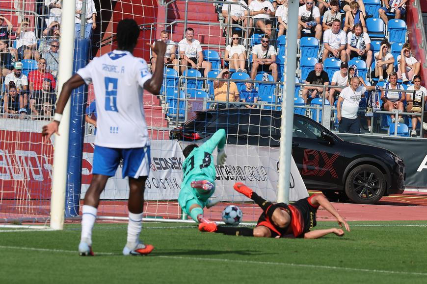 Baník - Slavia 0:4. Domácí se po půli zlepšili, přesto po brejku upravil skóre Ayaosi