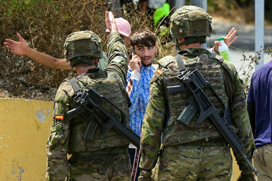 Peklo v Ceutě: Domobrana s pálkami brání čtvrti, armáda staví námořní val