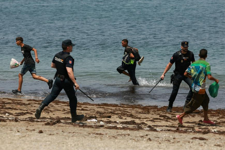 Nesahej na telefon! Migranti mizí, část vzdoruje, Ceuta spílá vládě. Drama očima reportérky Aktuálně