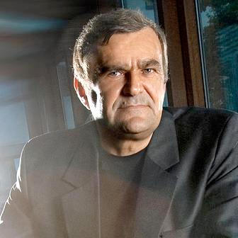 Projekt financuje z vlastních prostředků polský miliardář Roman Karkosik s manželkou Grażynou.
