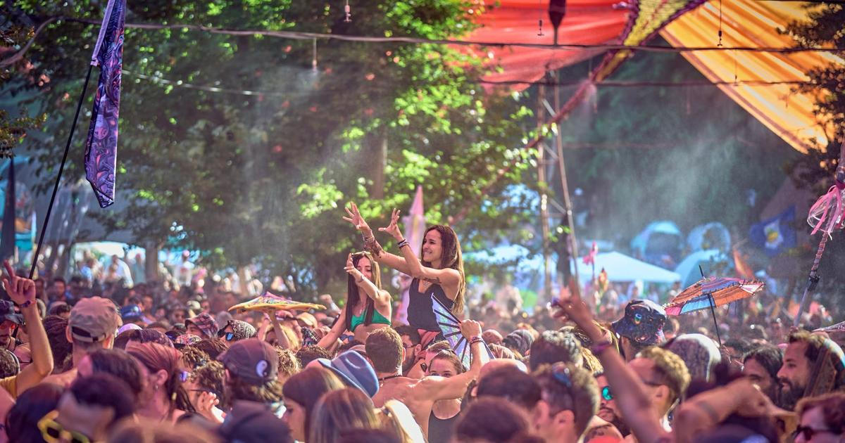 Festival psychedelické hudby končí předčasně. Kvůli smrti dvou účastníků