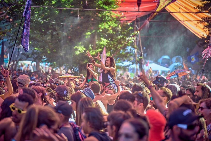 Festival psychedelické hudby končí předčasně. Kvůli smrti dvou účastníků