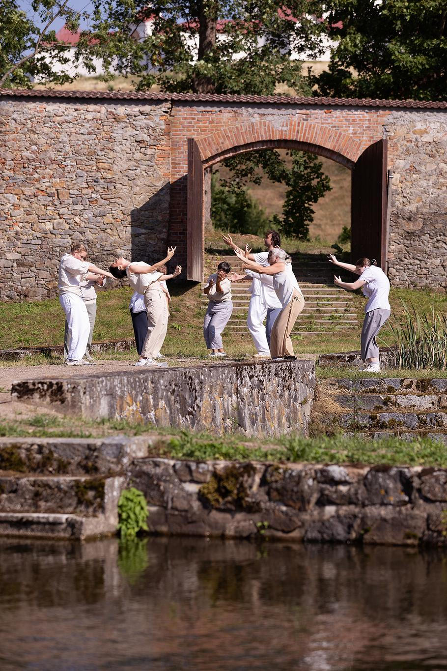 Festival se stal tradicí a dneska už se z místních stali i samotní performeři.