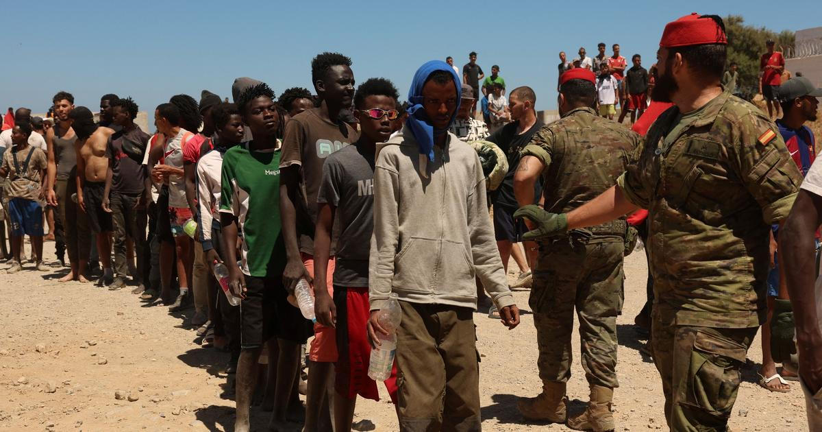 Nesahej na telefon! Migranti mizí, část vzdoruje, Ceuta spílá vládě. Drama očima reportérky Aktuálně