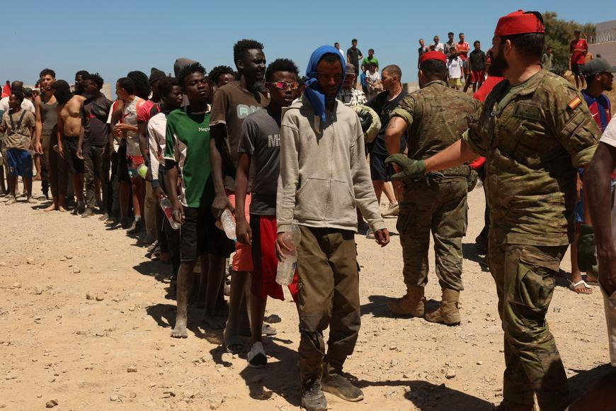 Nesahej na telefon! Migranti mizí, část vzdoruje, Ceuta spílá vládě. Drama očima reportérky Aktuálně