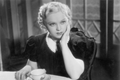 Česká herečka Věra Ferbasová od roku 1926 do roku 1976 hrála ve více než čtyřiceti filmech, především v komediích. Na snímku ve filmu Martina Friče Mravnost nade vše (1937).