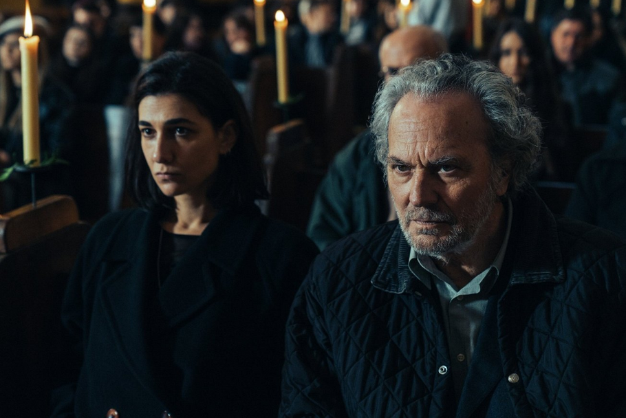 José Coronado jako otec Martín a Stéphanie Magninová v roli jeho dcery Ruth ve filmu Falešné pravdy (2026).
