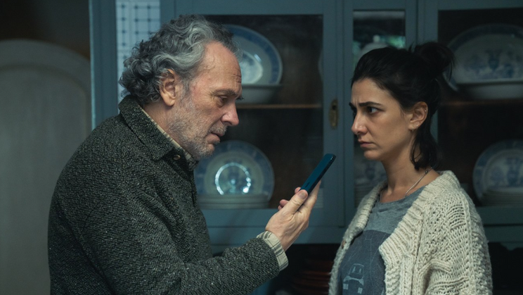 José Coronado jako nevrlý otec Martín a Stéphanie Magninová v roli jeho dcery Ruth ve filmu Falešné pravdy (2026).