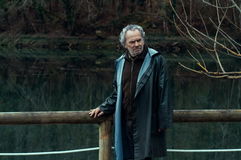 José Coronado ve filmu Falešné pravdy (2026) ztělesnil zfanatizovaného muže přesvědčeného, že zatímco ostatní žijí v nevědomosti, on sám prozřel a ví, že svět řídí „oni“.