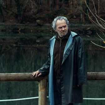 José Coronado ve filmu Falešné pravdy (2026) ztělesnil zfanatizovaného muže přesvědčeného, že zatímco ostatní žijí v nevědomosti, on sám prozřel a ví, že svět řídí „oni“.
