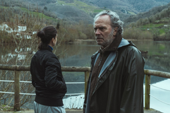 José Coronado jako otec Martín a Stéphanie Magninová v roli jeho dcery Ruth ve filmu Falešné pravdy (2026).