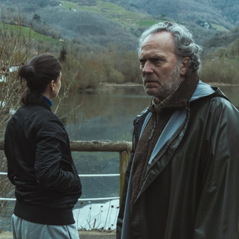 José Coronado jako otec Martín a Stéphanie Magninová v roli jeho dcery Ruth ve filmu Falešné pravdy (2026).