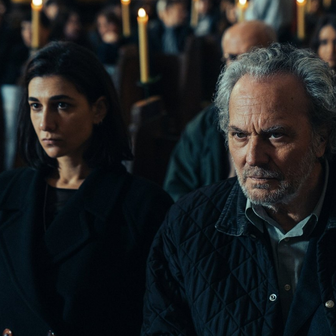 José Coronado jako otec Martín a Stéphanie Magninová v roli jeho dcery Ruth ve filmu Falešné pravdy (2026).