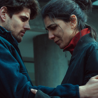 Alberto Olmo a Stéphanie Magninová ve filmu Falešné pravdy (2026).