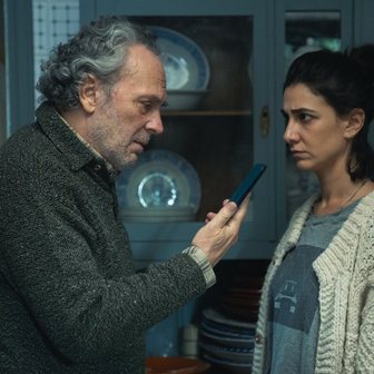 José Coronado jako nevrlý otec Martín a Stéphanie Magninová v roli jeho dcery Ruth ve filmu Falešné pravdy (2026).
