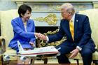 Americký prezident Donald Trump s japonskou premiérkou Sanae Takaiči v Oválné pracovně Bílého domu ve Washingtonu, D.C., USA, 19. března 2026.