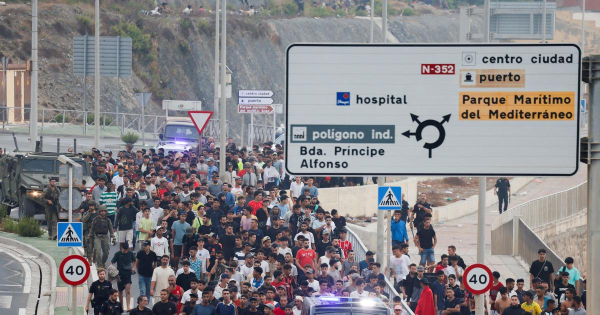Španělské tajné služby před migrační vlnou z Maroka varovaly, ministr to prý nevěděl
