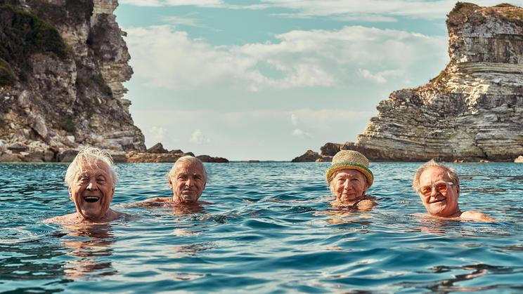 Herci (zleva) Petr Kostka, Oldřich Kaiser, Dana Syslová a Jan Vlasák během natáčení filmu Pět švestek.
