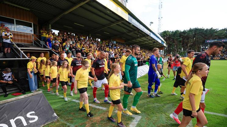 Nástup hráčů na stadionu Mjällby v Lize mistrů