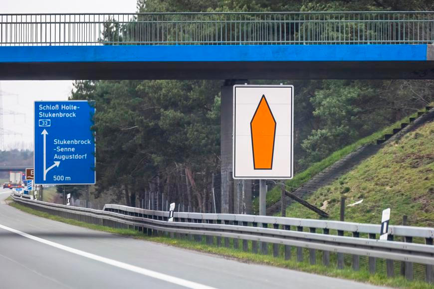 Zvláštní dopravní značka mate i zkušené řidiče. Na dálnici přitom ušetří klidně desítky minut