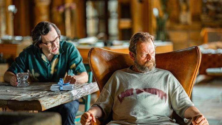 Martin Stránský jako spisovatel Abel Znorko a Ondřej Sokol v roli údajného novináře Nicolase Goberta ve filmu Léčivé účinky sebeklamu (2026).