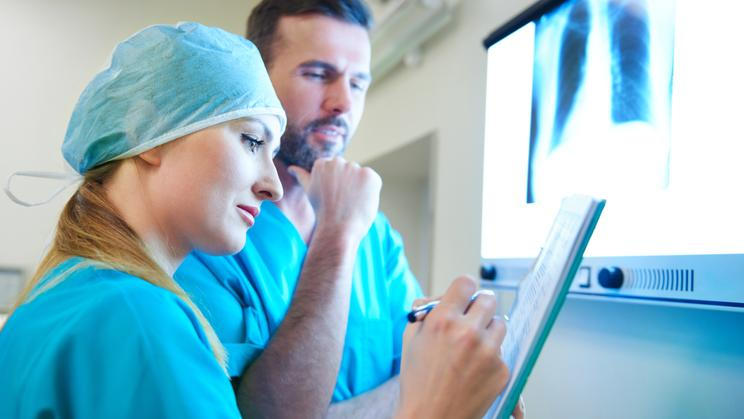 Malobuněčný karcinom plic (small-cell lung cancer, SCLC) tvoří přibližně 15 procent všech nádorů plic.