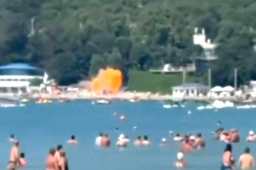 Dron se zřítil přímo na pláž mezi rekreanty. Šest mrtvých včetně dětí