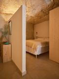 Zároveň je to velmi osobní projekt. „Není to jen designové ubytování na Sicílii. Je to místo, které jsem začala budovat jako prostor pro mého syna Vincenta a pro lidi, kteří mají rádi krásná místa a chtějí objevovat krásy Sicílie a zároveň si užít.“