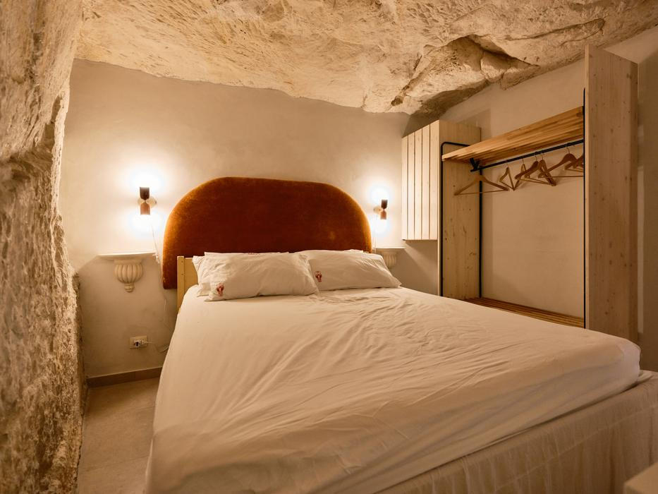 Důležitou součástí jsou art residence. „Zveme fotografy, umělce, designéry nebo jiné tvůrce, aby v domě nějaký čas žili a pracovali. Ne jako na dovolené, ale jako v prostoru, který je má inspirovat k tvorbě. Z pobytů vznikají fotografie, texty, objekty nebo jiné výstupy, které se postupně stávají archivem Casa Blancy.“
