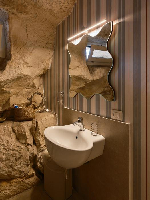 Věděla, že nechce klasický středomořský apartmán s modrobílými polštářky a nápisem „sea, sun, relax“. Chtěla místo, které bude sicilské, ale současné. Designové, ale ne sterilní. Fotogenické, ale obyvatelné.