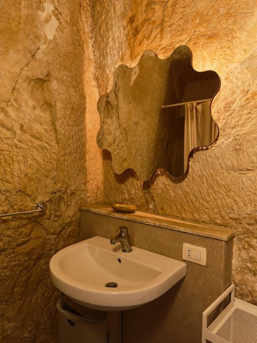Dům ve skále je nádherný, ale zároveň vás okamžitě naučí pokoře. Vlhkost, voda, kámen, technické řešení, cirkulace vzduchu – všechno je jiné než u klasického bytu v Praze.