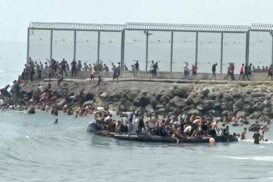 Migrants swim to Spain's Ceuta in mass border crossing