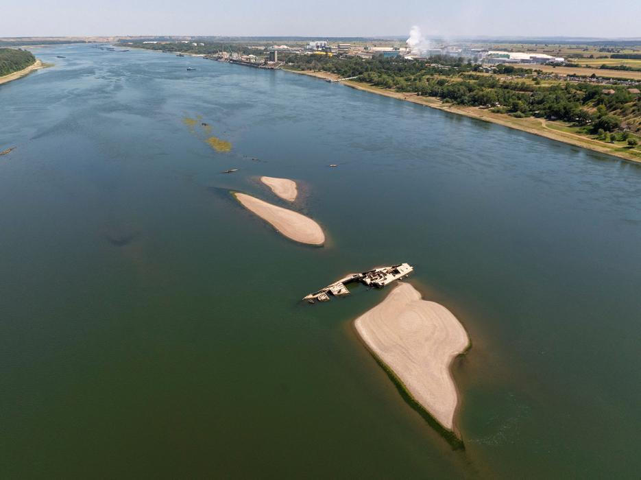 Low Danube water levels raise concerns over Serbia's electricity supply