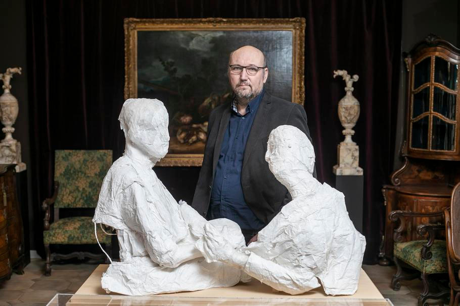 Papírová plastika Adrieny Šimotové v pražské galerii Arthouse Hejtmánek v březnu 2021.